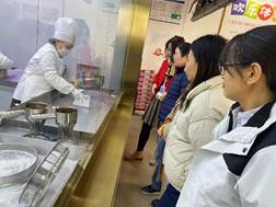 人们在厨房里
中度可信度描述已自动生成